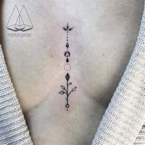 tattoo en medio de los senos|13 tatuajes underboob que te inspirarán a tatuarte ahora mismo